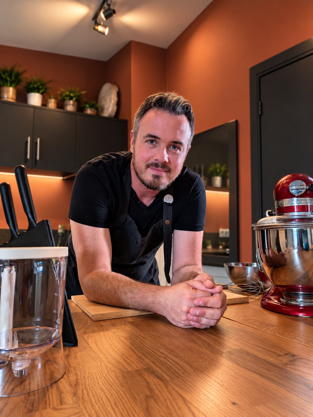 Sébastien, chef pâtissier du Salon Pâtissier, dans son atelier à Domont